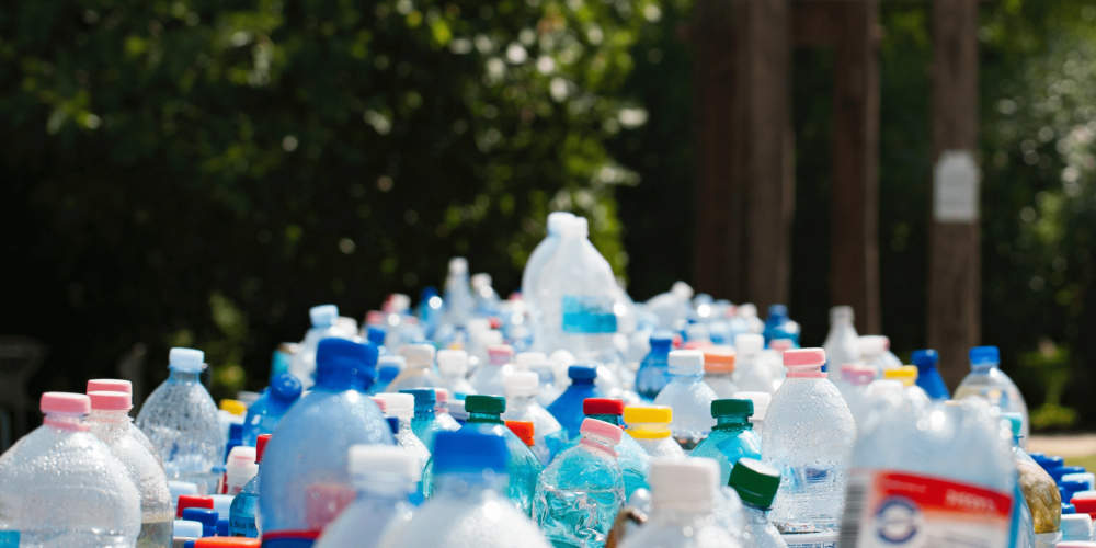 Bottiglie di plastica vuote: eliminare la plastica vuol dire ridurre l’inquinamento