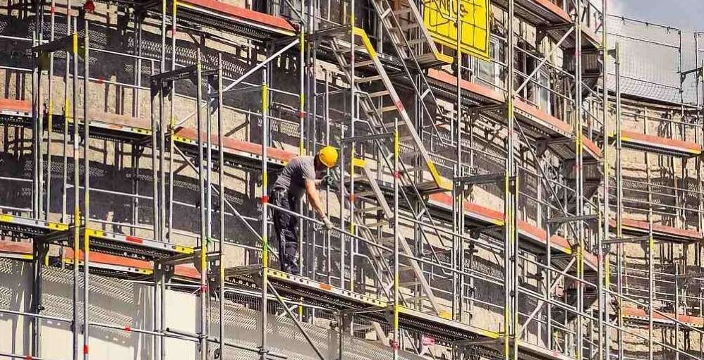 Lavori su un palazzo: le ristrutturazioni sono aumentate col bonus facciate