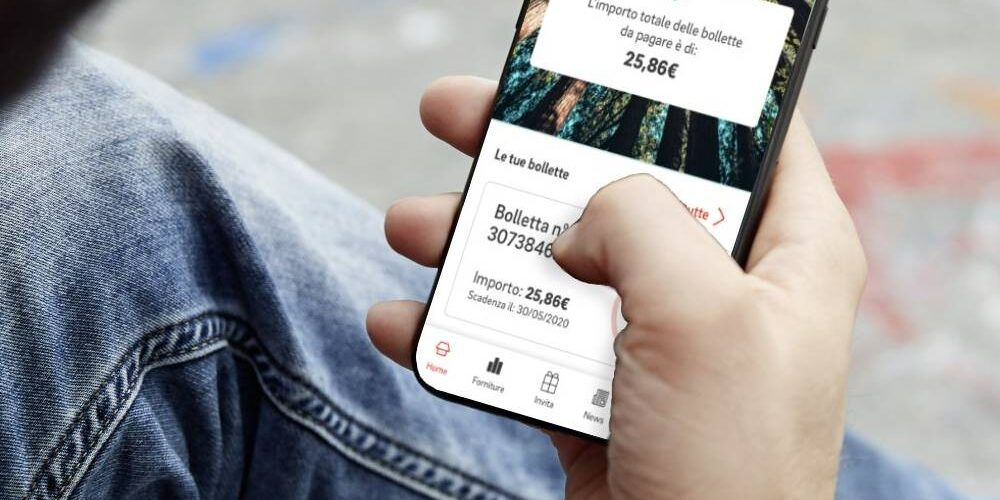 Un ragazzo controlla la bolletta da smartphone: l’app E.ON permette di risparmiare e ridurre gli sprechi