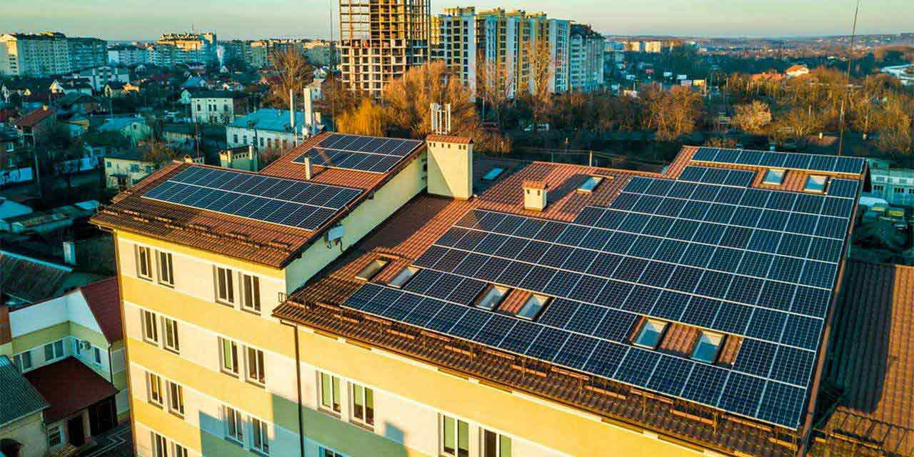 Pannelli fotovoltaici sui tetti di un condominio, esempio di autoconsumo collettivo