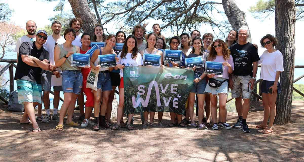 Foto di gruppo per Save the Wave, progetto per la biodiversità marina di Energy4Blue