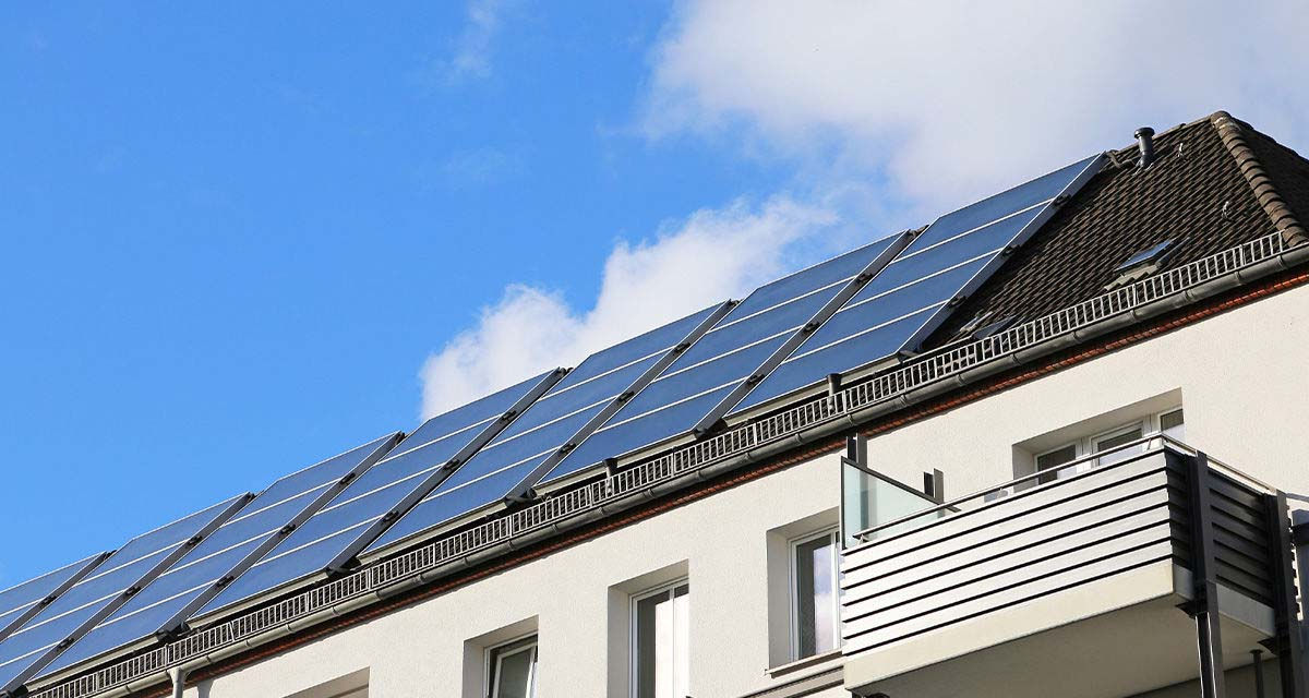 Un edificio con pannelli fotovoltaici sul tetto per sfruttare al massimo la convenienza del fotovoltaico condominiale