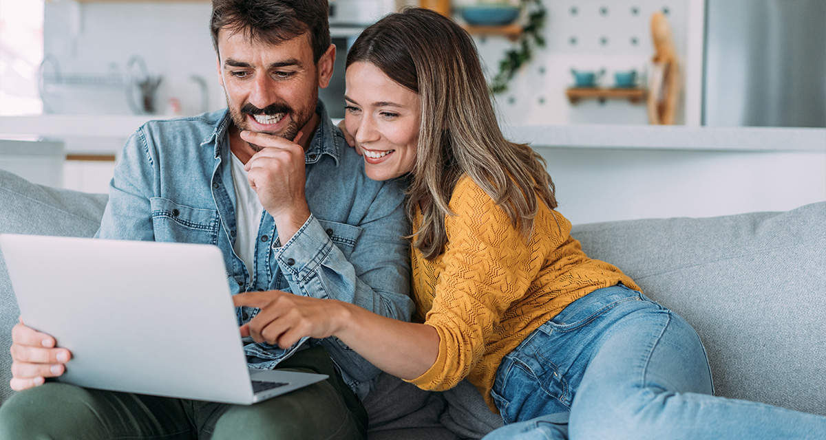 Una coppia consulta serena il computer: saper leggere una bolletta del gas vuol dire decidere con consapevolezza