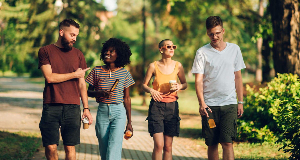 Un gruppo di ragazzi passeggia in un parco, uno degli ambienti urbani più importanti per la lotta al cambiamento climatico