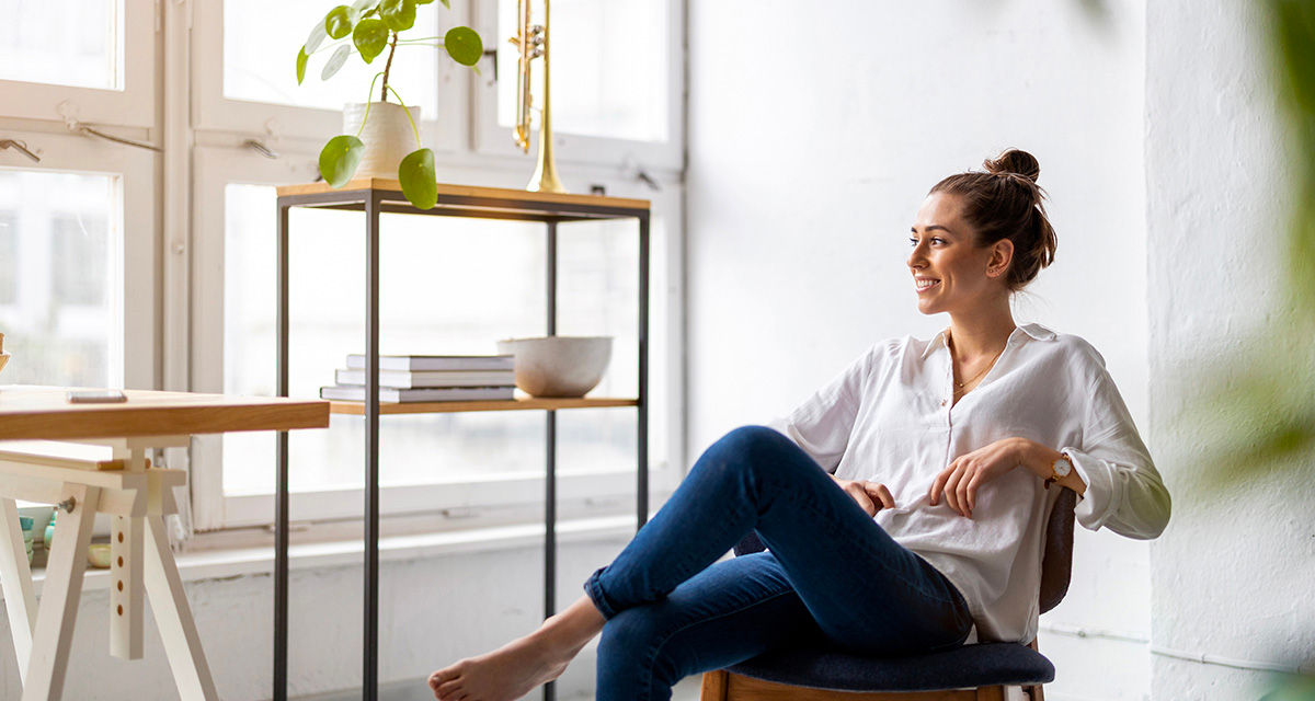 Una ragazza si gode il comfort domestico anche grazie alle giuste tariffe luce e gas