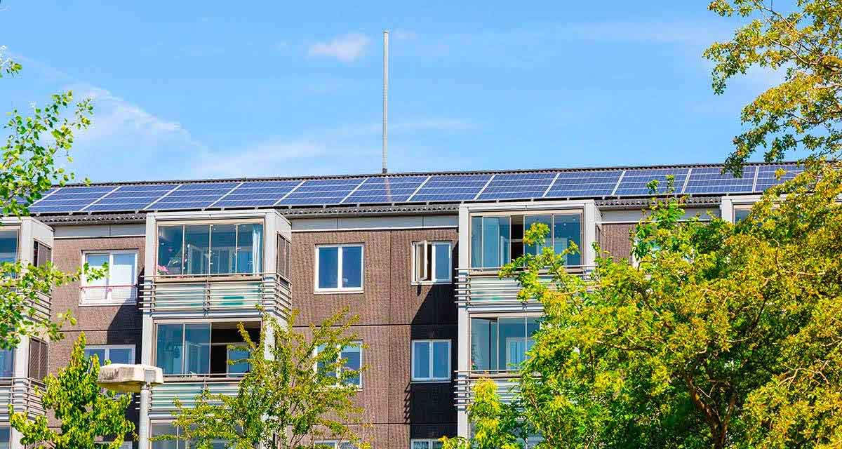 Palazzo cittadino con pannelli fotovoltaici sul tetto, focus sul riciclo dei moduli solari