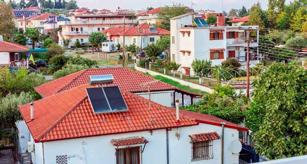 Impianto solare termico a circolazione naturale sul tetto di una casa indipendente