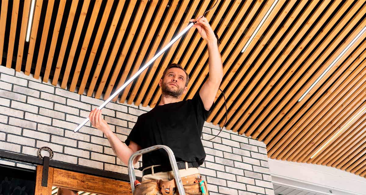 Un tecnico sostituisce un collegamento per un relamping LED