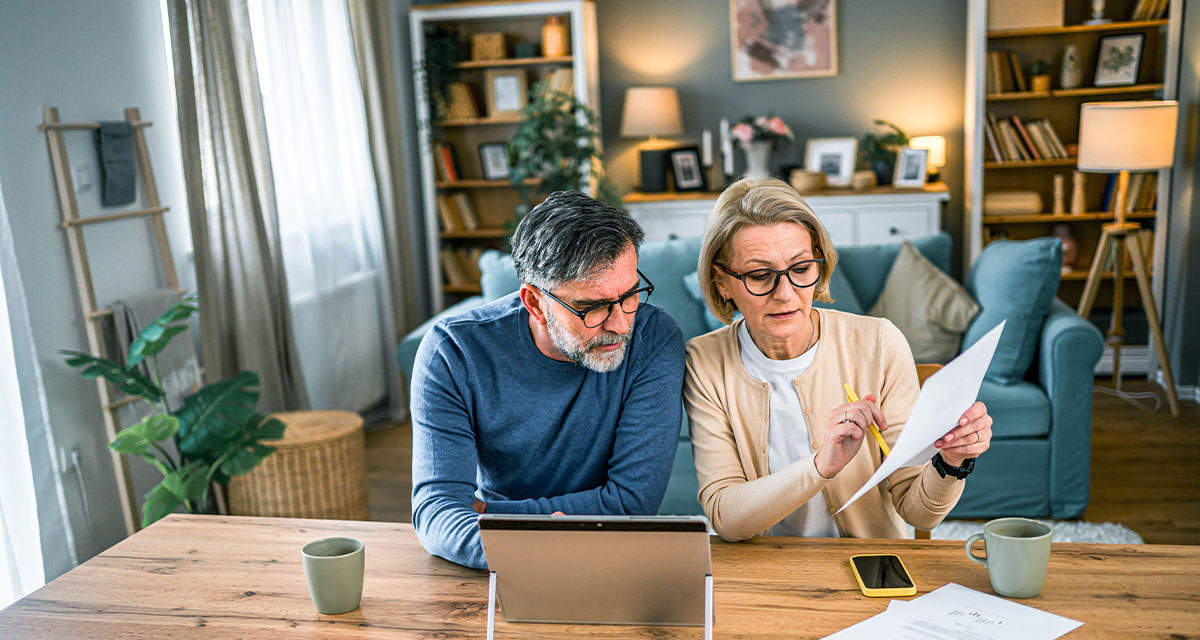 Una coppia controlla le bollette della luce: le imposte sull’energia elettrica sono una voce fissa