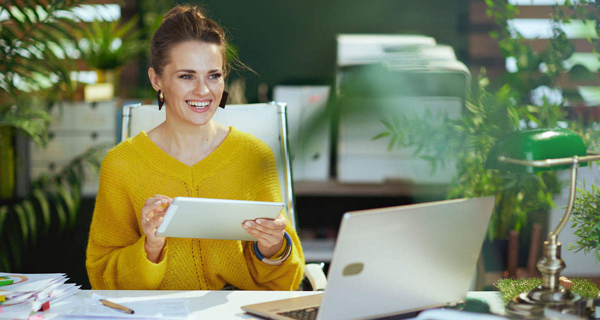 Una ragazza controlla su tablet e computer i risultati del ilancio di sostenibilità